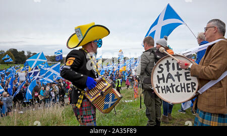 Edinburgh, Ecosse, Royaume-Uni. 5e octobre 2019. Des milliers de personnes de tous âges ont défilé dans les rues d'Édimbourg en un pro-indépendance écossaise dans les rues d'Édimbourg. Organisations internationales et des groupes qui sont en faveur de la séparation du Royaume-Uni s'est joint à l'ensemble sous une même bannière (AUOB) procession le samedi. AUOB estiment qu'au moins 100 000 personnes pourraient rejoindre le rallye. Banque D'Images