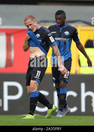 Paderborn, Allemagne. 05 Oct, 2019. Soccer : Bundesliga, SC Paderborn 07 - premier FSV Mainz 05, 7e journée dans l'Arène de Benteler. Paderborn est Sven Michel (l-r) et Jamilu Collins sont déçus après avoir marqué 1:2. Credit : Friso Gentsch/DPA - NOTE IMPORTANTE : en conformité avec les exigences de la DFL Deutsche Fußball Liga ou la DFB Deutscher Fußball-Bund, il est interdit d'utiliser ou avoir utilisé des photographies prises dans le stade et/ou la correspondance dans la séquence sous forme d'images et/ou vidéo-comme des séquences de photos./dpa/Alamy Live News Banque D'Images