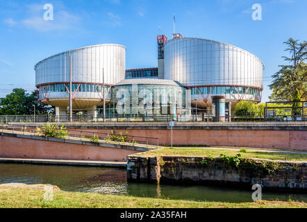 Le bâtiment de la Cour européenne des Droits de l'Homme à Strasbourg, la France a été conçu par Richard Rogers et construit en 1995 par le Marne-Rhine canal. Banque D'Images