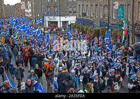 Edinburgh, Ecosse, Royaume-Uni. 5e octobre 2019. Des milliers de personnes de tous âges ont défilé dans les rues d'Édimbourg en un pro-indépendance écossaise dans les rues d'Édimbourg. Organisations internationales et des groupes qui sont en faveur de la séparation du Royaume-Uni s'est joint à l'ensemble sous une même bannière (AUOB) procession le samedi. AUOB estiment qu'au moins 100 000 personnes pourraient rejoindre le rallye. Banque D'Images