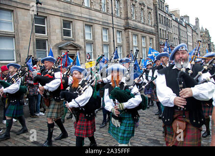 Edinburgh, Ecosse, Royaume-Uni. 5e octobre 2019. Des milliers de personnes de tous âges ont défilé dans les rues dans un ofEdinburgh pro-indépendance écossaise dans les rues d'Édimbourg. Organisations internationales et des groupes qui sont en faveur de la séparation du Royaume-Uni s'est joint à l'ensemble sous une même bannière (AUOB) procession le samedi. Sur la photo "aor Alba' Pipes and Drums. AUOB estiment qu'au moins 100 000 personnes pourraient rejoindre le rallye. Banque D'Images