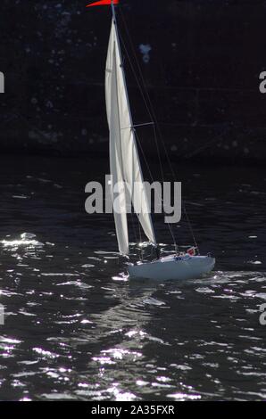 Yachting sur le modèle Exeter Ship Canal. Devon, Royaume-Uni. Banque D'Images