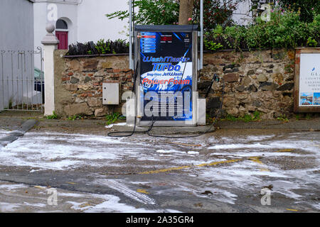 Washtec Mousse Power Station de lavage de voiture auto avec du savon à la masse de résidus couvrant plus tard laver en gallois d'eau, à Caernarfon au Pays de Galles. Banque D'Images