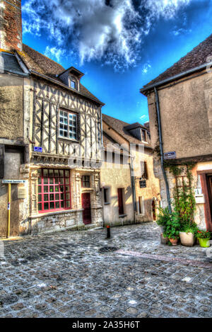 À Châteaudun, en France. La ville haute médiévale de Chateaudun à l'extrémité supérieure de la rue Saint Luben, sur la jonction avec la Rue du Château. Banque D'Images