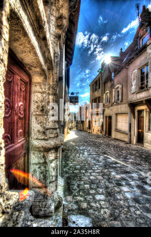 À Châteaudun, en France. La ville haute médiévale de Chateaudun à l'extrémité supérieure de la rue Saint Luben, sur la jonction avec la Rue du Château. Banque D'Images