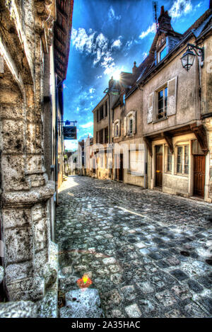 À Châteaudun, en France. La ville haute médiévale de Chateaudun à l'extrémité supérieure de la rue Saint Luben, sur la jonction avec la Rue du Château. Banque D'Images