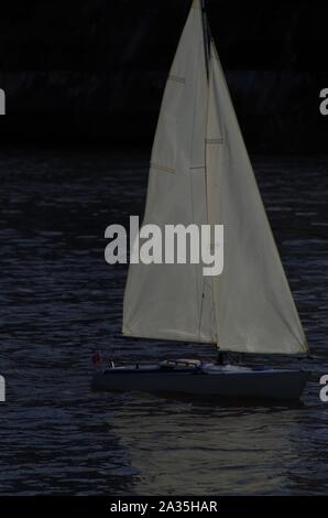 Yachting sur le modèle Exeter Ship Canal. Devon, Royaume-Uni. Banque D'Images
