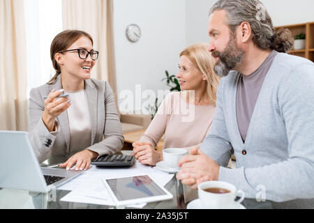 Young cheerful conseiller financier ou agent consulting mari et femme mature Banque D'Images