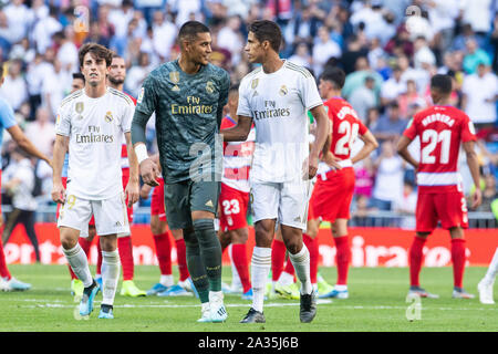 Madrid, Espagne. 05 Oct, 2019. Alphonse Areola du Real Madrid et Raphaël Varane de Madridduring le match Real Madrid CF Granada v, de LaLiga saison 2019/2020, date 8. Stade Santiago Bernabeu. Madrid, Espagne, 05 OCT 2019. Credit : PRESSINPHOTO/Alamy Live News Banque D'Images