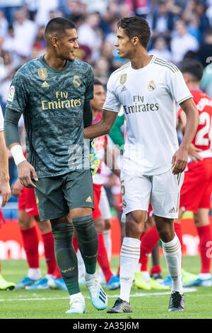 Madrid, Espagne. 05 Oct, 2019. Alphonse Areola du Real Madrid et Raphaël Varane de Madridduring le match Real Madrid CF Granada v, de LaLiga saison 2019/2020, date 8. Stade Santiago Bernabeu. Madrid, Espagne, 05 OCT 2019. Credit : PRESSINPHOTO/Alamy Live News Banque D'Images