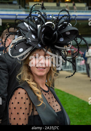 Ascot, Berkshire, Royaume-Uni. 5ème Oct, 2019. Emma Shepherd à élégant dans son chapeau noir et blanc était ravi que son cheval Teruntum Star s'est classé troisième dans le groupe Handicap Stakes McGee. Credit : Maureen McLean/Alamy Live News Banque D'Images