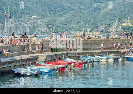 Vernazza, Italie- Septembre 18, 2018 : Avis de la ville dans la mer Ligure de l'ancienne et typique village des Cinque Terre en été Banque D'Images