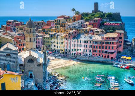 Vernazza, Italie- Septembre 18, 2018 : Avis de la ville dans la mer Ligure de l'ancienne et typique village des Cinque Terre en été Banque D'Images