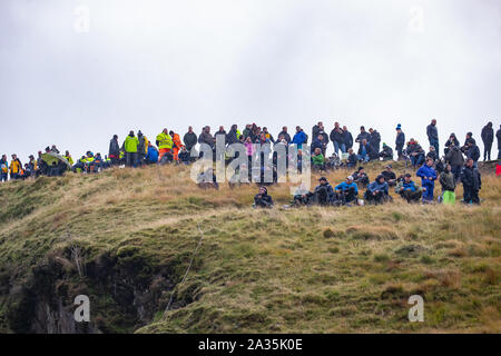 Llanidloes, UK. 5ème Oct 2019. Les foules braver les dit s lors de l'étape 15 du Wales Rally GB, Crédit : Jason Richardson/Alamy Live News Banque D'Images