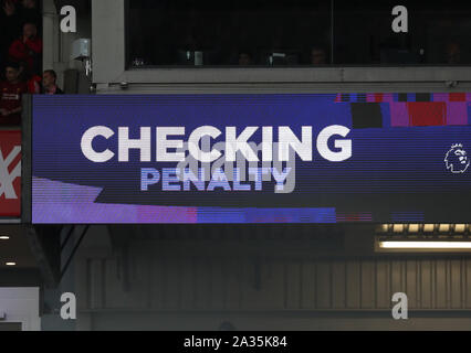 Anfield, Liverpool, Merseyside, Royaume-Uni. 5ème Oct, 2019. Premier League anglaise de football, Liverpool contre Leicester ; le tableau de bord principal montrant VAR des chèques étaient faites avant Liverpool ont reçu un tir - strictement usage éditorial uniquement. Pas d'utilisation non autorisée avec l'audio, vidéo, données, listes de luminaire, club ou la Ligue de logos ou services 'live'. En ligne De-match utilisation limitée à 120 images, aucune émulation. Aucune utilisation de pari, de jeux ou d'un club ou la ligue/player Crédit : publications Plus Sport Action/Alamy Live News Banque D'Images