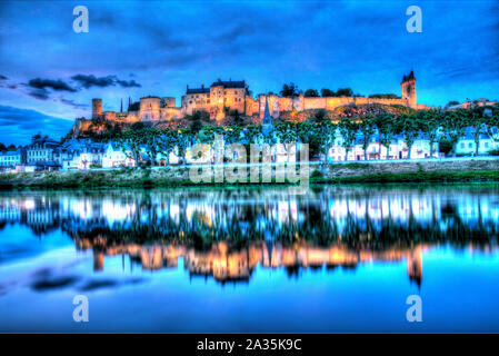 Chinon, France. Crépuscule pittoresque vue de la Vienne à Chinon, avec la Forteresse illuminée Royal et Fort Saint George, dans l'arrière-plan. Banque D'Images