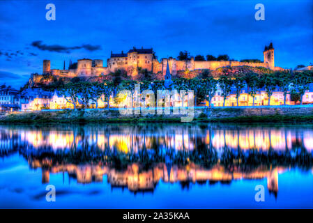 Chinon, France. Crépuscule pittoresque vue de la Vienne à Chinon, avec la Forteresse illuminée Royal et Fort Saint George, dans l'arrière-plan. Banque D'Images