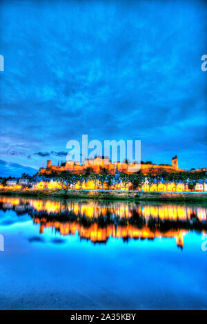 Chinon, France. Crépuscule pittoresque vue de la Vienne à Chinon, avec la Forteresse illuminée Royal et Fort Saint George, dans l'arrière-plan. Banque D'Images