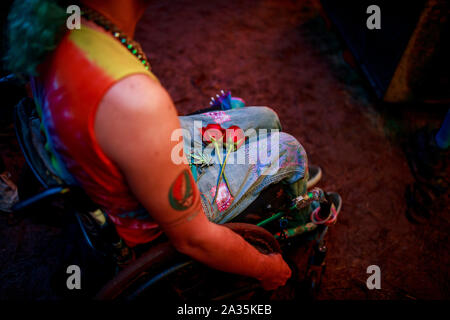 08172019 - Bethel, New York, USA : un fan de roses et d'écoute, un groupe joue sur la scène au cours de la réunion de la route Yasgur Max Yasgur's farm à pendant les célébrations du 50e anniversaire de Woodstock, le samedi 17 août 2019 près de Bethel, New York. Organisateur de Woodstock Michael Lang, l'événement a été annulé mais anniversaire les activités ont continué au Arrowhead Ranch, Bethel Woods (le site de l'original Woodstock en 1969), Hector's Inn, et Yasgur's Farm. Banque D'Images