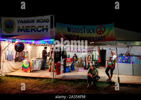 08172019 - Bethel, New York, USA : les fournisseurs et les participants en attente d'un 50e anniversaire de Woodstock tente de marchandises au cours de la réunion de la route Yasgur Max Yasgur's farm à pendant les célébrations du 50e anniversaire de Woodstock, le samedi 17 août 2019 près de Bethel, New York. Organisateur de Woodstock Michael Lang, l'événement a été annulé mais anniversaire les activités ont continué au Arrowhead Ranch, Bethel Woods (le site de l'original Woodstock en 1969), Hector's Inn, et Yasgur's Farm. Banque D'Images