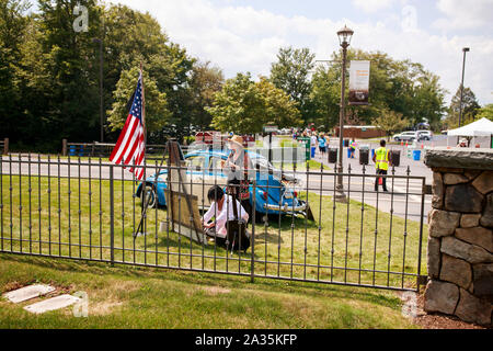 08182019 - Bethel, New York, USA : une photographie des femmes exposées à l'extérieur de la photographie une clôture à Bethel Woods au cours des célébrations du 50e anniversaire de Woodstock, dimanche 18 août, 2019 près de Bethel, New York. Organisateur de Woodstock Michael Lang, l'événement a été annulé mais anniversaire les activités ont continué au Arrowhead Ranch, Bethel Woods (le site de l'original Woodstock en 1969), Hector's Inn, et Yasgur's Farm. Banque D'Images