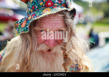 08182019 - Bethel, New York, USA : Allyn Richardson, également connu sous le nom de Grand-père Woodstock, pose pour une photo Dimanche, 18 août, 2019 à Hector's Inn à Bethel, New York. Organisateur de Woodstock Michael Lang, l'événement a été annulé mais anniversaire les activités ont continué au Arrowhead Ranch, Bethel Woods (le site de l'original Woodstock en 1969), Hector's Inn, et Yasgur's Farm. Banque D'Images