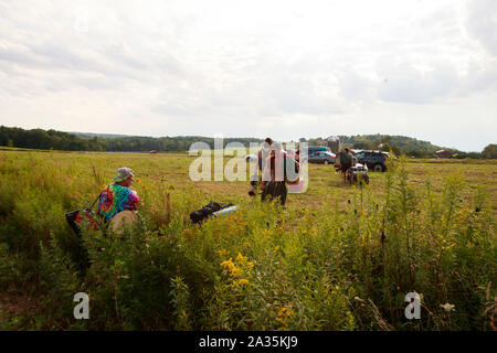 08182019 - Bethel, New York, USA : les participants pour leurs voitures de tête comme le dernier groupe joue au cours de la réunion de la route Yasgur Max Yasgur's farm à pendant les célébrations du 50e anniversaire de Woodstock, dimanche, Août 18, 2019 près de Bethel, New York. Organisateur de Woodstock Michael Lang, l'événement a été annulé mais anniversaire les activités ont continué au Arrowhead Ranch, Bethel Woods (le site de l'original Woodstock en 1969), Hector's Inn, et Yasgur's Farm. Banque D'Images