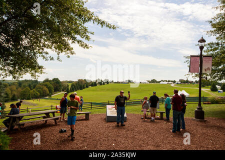 08192019 - Bethel, New York, USA : Un homme prend un à la Woodstock selfies Memorial avec le site originel de l'étape principale dans l'arrière-plan, le lundi 19 août 2019 à Bethel Woods à Bethel, New York. Organisateur de Woodstock Michael Lang, l'événement a été annulé mais anniversaire les activités ont continué au Arrowhead Ranch, Bethel Woods (le site de l'original Woodstock en 1969), Hector's Inn, et Yasgur's Farm. Banque D'Images