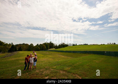 08192019 - Bethel, New York, USA : un groupe indique le site de l'étape de Woodstock dans l'arrière-plan, le lundi 19 août 2019 à Bethel Woods à Bethel, New York. Organisateur de Woodstock Michael Lang, l'événement a été annulé mais anniversaire les activités ont continué au Arrowhead Ranch, Bethel Woods (le site de l'original Woodstock en 1969), Hector's Inn, et Yasgur's Farm. Banque D'Images