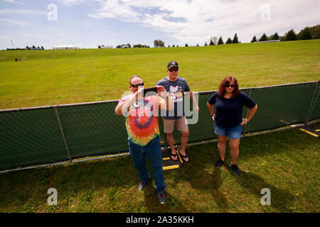 08192019 - Bethel, New York, USA : Un homme de 50 ans vêtu d'un t-shirt Woodstock selfies prend un près de l'emplacement de l'étape de Woodstock, le lundi 19 août 2019 à Bethel Woods à Bethel, New York. Organisateur de Woodstock Michael Lang, l'événement a été annulé mais anniversaire les activités ont continué au Arrowhead Ranch, Bethel Woods (le site de l'original Woodstock en 1969), Hector's Inn, et Yasgur's Farm. Banque D'Images