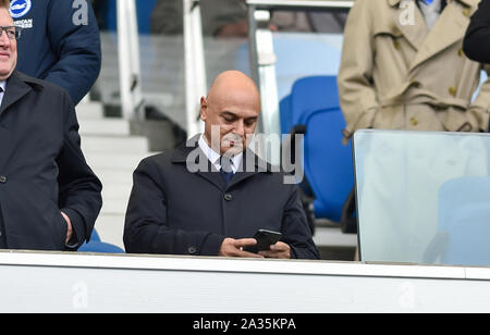 Brighton UK 5 Octobre - Tottenham président Daniel Levy au cours de la Premier League match entre Brighton et Hove Albion et Tottenham Hotspur à l'Amex Stadium - usage éditorial uniquement. Pas de merchandising. Pour des images de football Premier League FA et restrictions s'appliquent inc. aucun internet/mobile l'usage sans licence FAPL - pour plus de détails Football Dataco contact Crédit : Simon Dack TPI / Alamy Live News Banque D'Images