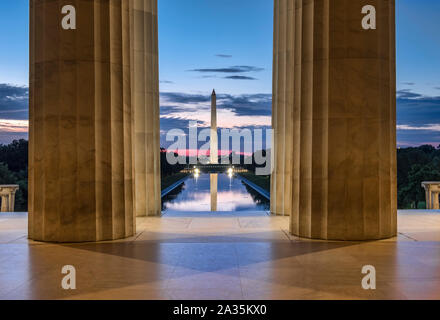 Le Washington Monument et de réflexion extérieure de l'intérieur du Lincoln Memorial, National Mall, Washington DC, USA