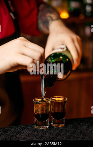 Le barman prépare un cocktail. peu de cocktails. Banque D'Images