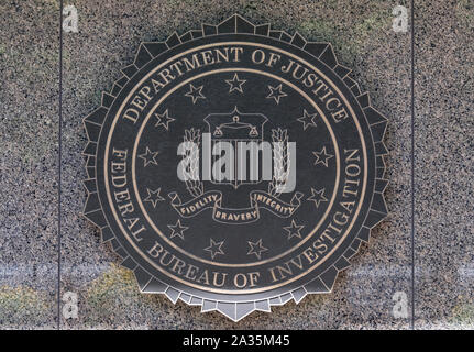 Logo FBI et signe sur l'extérieur de l'immeuble du FBI J. Edgar Hoover, Pennsylvania Avenue, Washington DC, USA Banque D'Images