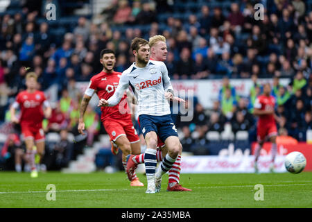 Preston, Royaume-Uni. Le 05 Oct 2019. Preston North End de l'avant Tom Barkhuizen rend 2-1 pendant le ciel parier match de championnat entre Preston North End et Barnsley à Deepdale, Preston le samedi 5 octobre 2019. (Crédit : Andy Whitehead | MI News) photographie peut uniquement être utilisé pour les journaux et/ou magazines fins éditoriales, licence requise pour l'usage commercial Crédit : MI News & Sport /Alamy Live News Banque D'Images