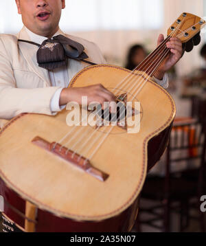 Photo de mariachi homme portant tenue traditionnelle et la tenue de l'instrument guitare Banque D'Images