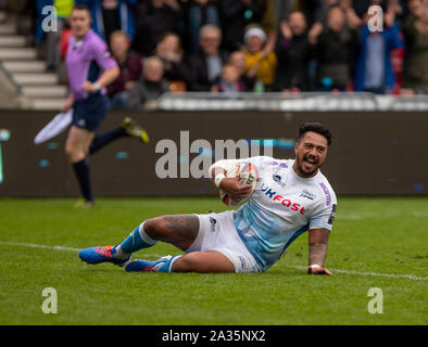 Manchester, UK. 5 octobre 2019 ; stade AJ Bell, Greater Manchester, Angleterre, Premier Ministre Rugby Cup, les requins des ventes contre guêpes ; Denny Solomona de Sale Sharks marque son deuxième et troisième chiffre d'essayer de prendre les devants 24-20 Credit : Action Plus Sport Images/Alamy Live News Banque D'Images