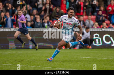 Manchester, UK. 5 octobre 2019 ; stade AJ Bell, Greater Manchester, Angleterre, Premier Ministre Rugby Cup, les requins des ventes contre guêpes ; Denny Solomona de Sale Sharks marque son deuxième et troisième chiffre d'essayer de prendre les devants 24-20 Credit : Action Plus Sport Images/Alamy Live News Banque D'Images