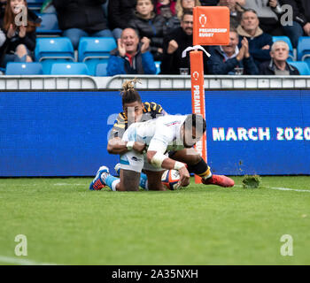 Manchester, UK. 5 octobre 2019 ; stade AJ Bell, Greater Manchester, Angleterre, Premier Ministre Rugby Cup, les requins des ventes contre guêpes ; Malgré les attentions d'ex Shark Paulo Odogwu, Denny Solomona de Sale Sharks scores leur deuxième essayez de porter le score à 17-20 Crédit : Action Plus de Sports/Alamy Live News Banque D'Images