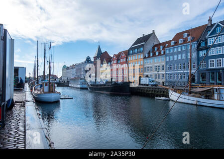 Copenhague, Danemark - mai 04, 2019 : façades colorées et des restaurants sur Nyhavn remblai et de vieux navires le long du canal de Nyhavn à Copenhague, Danemark Banque D'Images