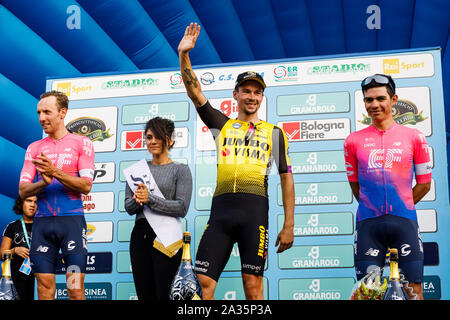 Bologne, Italie. 5ème Oct, 2019. Le podium de la 103e édition du Giro dell'Emilia vélo route course d'un jour. De gauche à droite : Michael Woods (CAN), Primož Roglič (SLO), Sergio Higuita (COL). Credit : Massimiliano Donati/Alamy Live News Banque D'Images