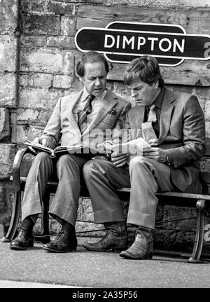 La star de cinéma américain Robert Wagner parle plus de ses lignes avec l'acteur britannique John debout à la Nene Valley Railway, près de Peterborough. Banque D'Images