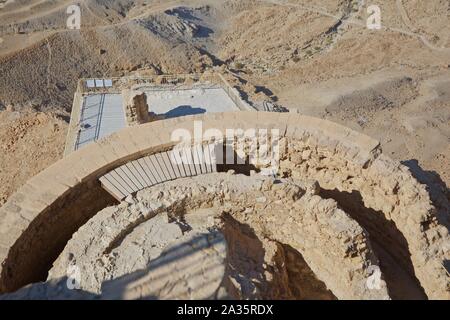 D'anciennes ruines de Massada, Israël d'Hérode le Grand fortress sur haut de montagne dans le désert. Banque D'Images