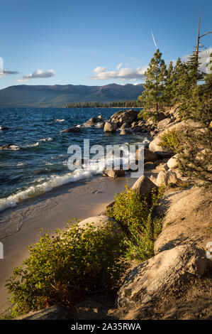 Une vue sur le lac Tahoe sur une journée ensoleillée d'automne. Banque D'Images