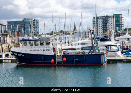 Bilogical Marine Association (MBA) navire de recherche Sepai amarré dans le port de Plymouth, Devon Banque D'Images