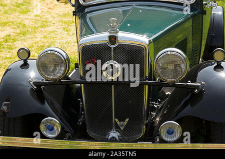 L'avant d'un livre vert 1930 Morris 10/6 sur l'affichage à une exposition de voiture Banque D'Images