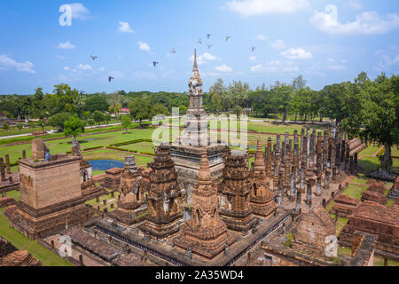 Vue aérienne de l'ancienne statue de Bouddha au temple de Wat Mahathat Parc historique de Sukhothai, Thaïlande. Banque D'Images