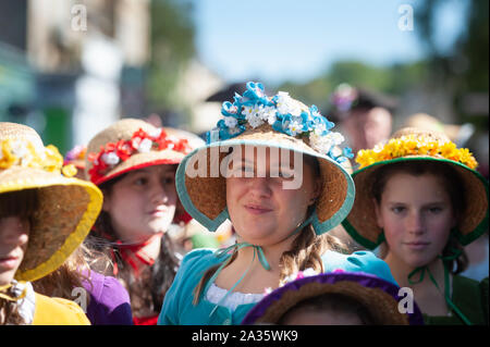 Bath, Somerset, Royaume-Uni. 14 septembre 2019. Plusieurs centaines de fans de Jane Austen habillés en tenue période prendre part au Grand Regency Promenade costumée c Banque D'Images