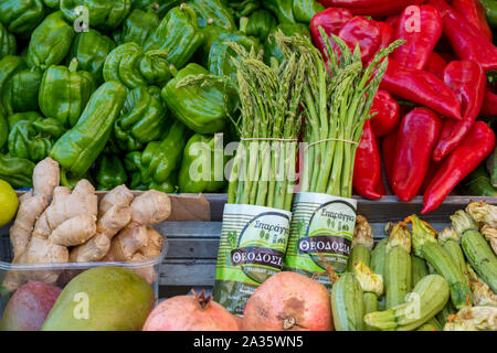 Marché thaïlandais et de décrochage du marché alimentaire de couleur vive vente les piments, les poivrons, le gingembre et les légumes en Thaïlande asiatique. Banque D'Images