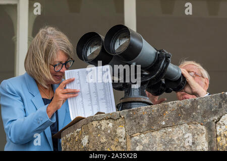 Les fonctionnaires de la Royal Yacht Squadron à Cowes au cours de la semaine de Cowes sur l'île de Wight à l'intermédiaire de grandes jumelles. Banque D'Images